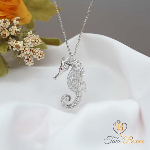 Beyaz Taşlı Deniz Atı Gümüş Kolye